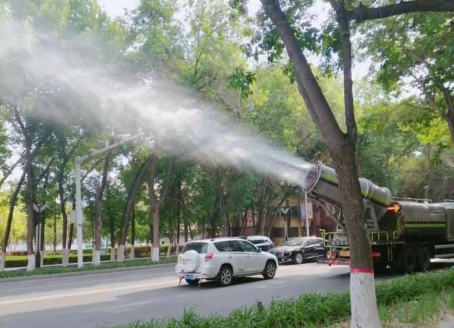 园林绿化养护中心“打药除虫”，筑牢夏季绿化健康防线